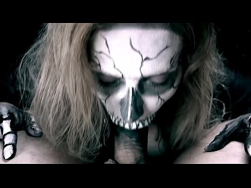 ❤️ ʻO ke kaikamahine daimonio e omo ana i ka moa me kona waha ʻeleʻele a me ka ʻai ʻana. Fuck video ma haw.teatroporno.ru ️❤